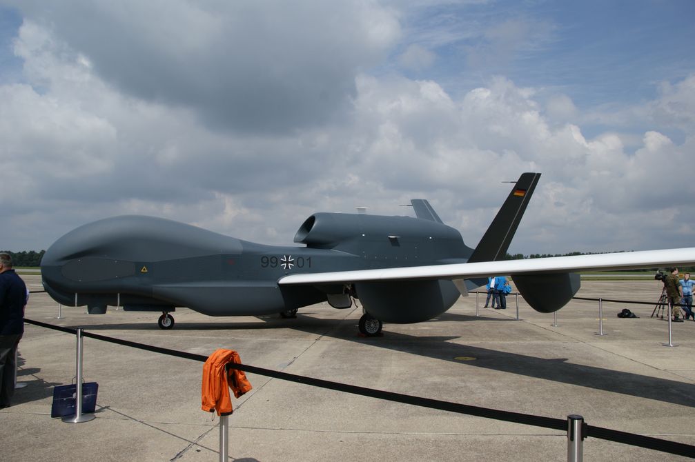 Euro Hawk nach dem Überführungsflug von der Edwards Air Force Base zur WTD61 in Manching. Die SIGINT-Ausrüstung war zu dem Zeitpunkt noch nicht eingebaut.