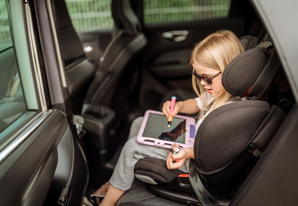 Mädchen spielt und lernt mit der Lern-App EDURINO auf dem Weg in den Sommerurlaub.