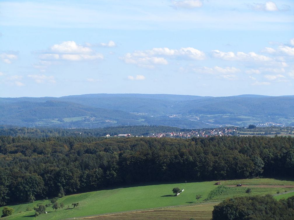 Blick vom Ludwigsturm (Hahnenkamm) südostwärts zum Geiersberg (586 m), höchster Berg im Spessart