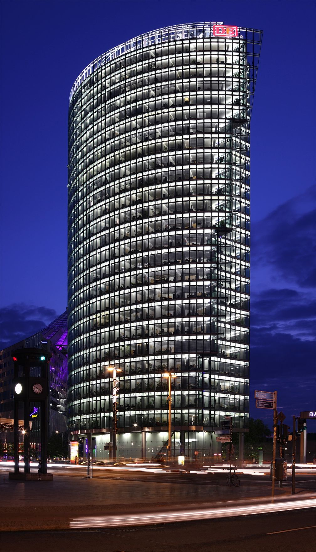 Die Konzernzentrale, der Bahntower, am nächtlichen Potsdamer Platz in Berlin (2008)