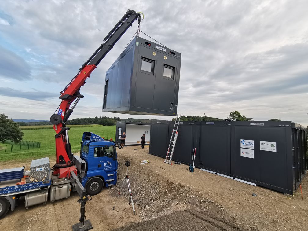 Aufbau des Gesundheitscontainers in Kalenborn.  Bild: action medeor e.V. Fotograf: action medeor