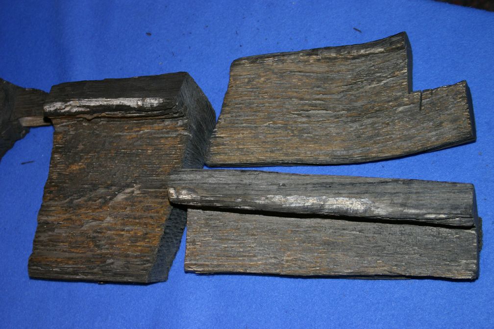 Das Holz, das der Franzose Fernand Navarra 1955 auf dem Berg Ararat in einer gefährlichen Expedition bergen konnte, wurde untersucht. Das Alter wurde mit der C-14-Methode auf 5.000 Jahre berechnet. 