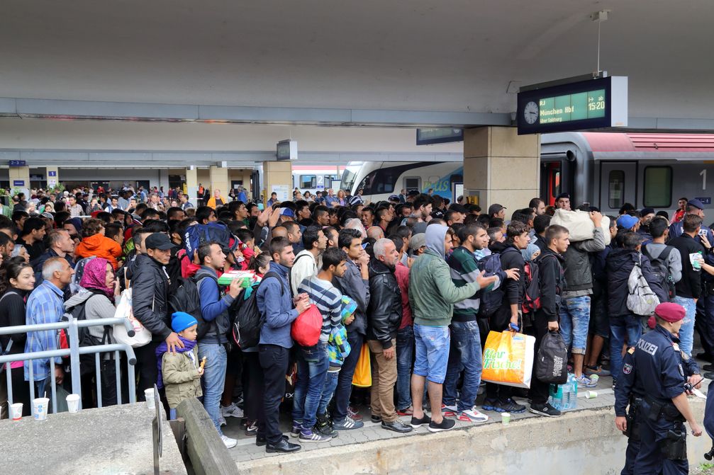 Flüchtlinge am Wiener Westbahnhof, die zu Tausende Richtung Deutschland weiterreisen.