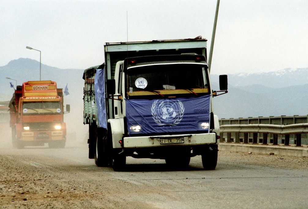 UNHCR-LKW beladen mit Hilfsgütern