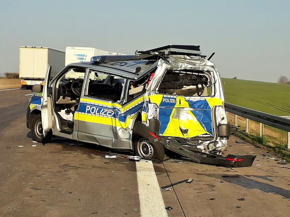 Auffahrunfall auf der A 4 , bei dem ein Kollege der Autobahnpolizei schwer verletzt wurde Bild: Polizei