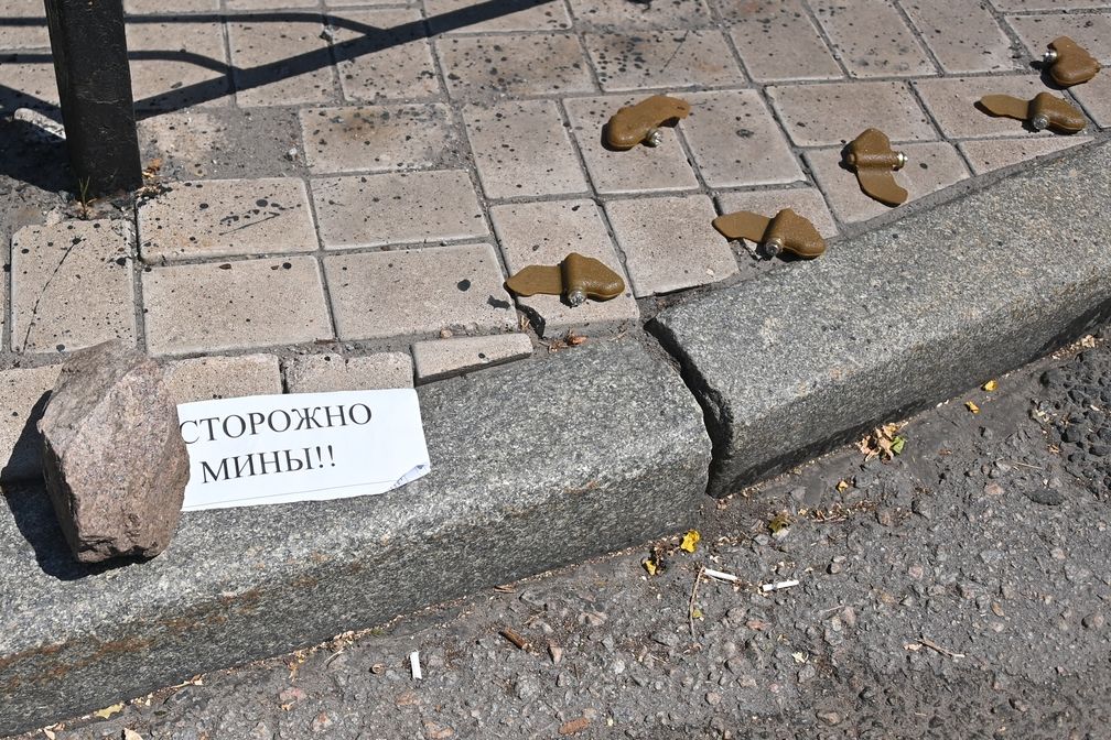 PFM-1-Minen und ein improvisierter Warnschild auf einer Donezker Straße (Symbolbild) Bild: Sputnik