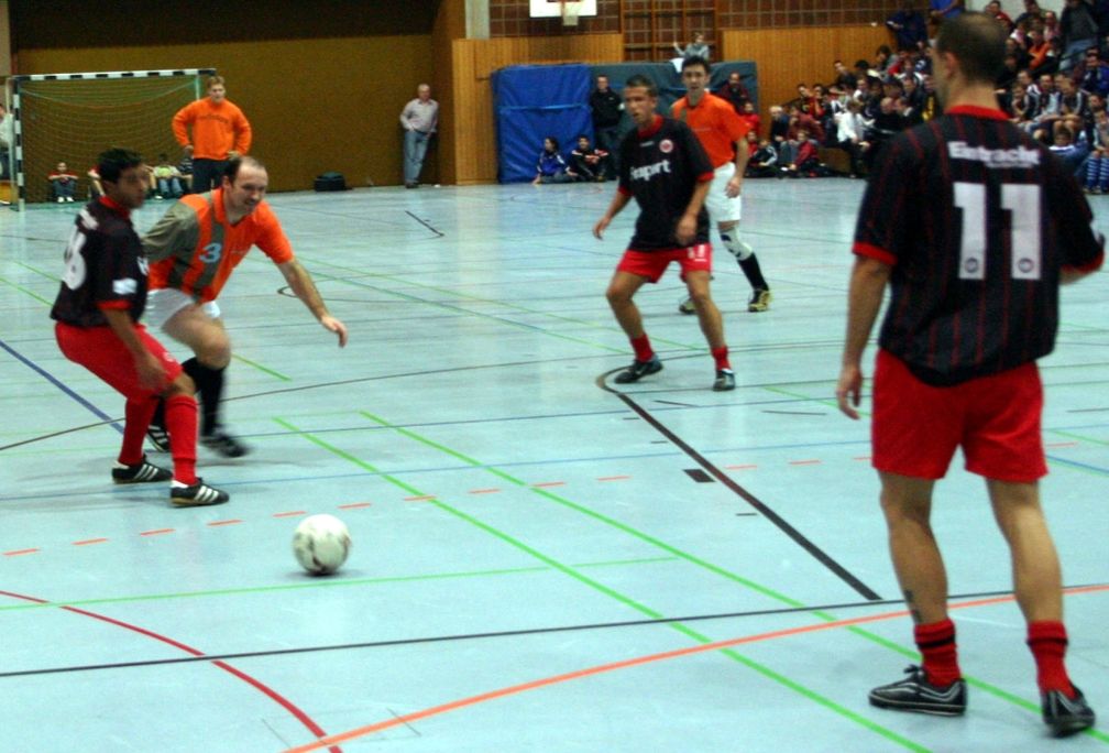 Futsal: 2006: Energy Hunsrück (orange-grau) – Eintracht Frankfurt (schwarz-rot)