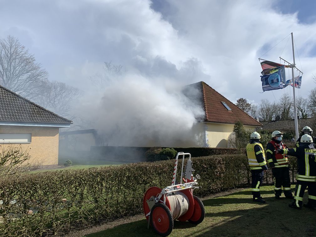 Rauchentwicklung während der Löscharbeiten Bild: Feuerwehr