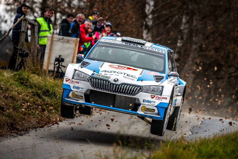 SKODA Motorsport Kundenteams in der Saison 2021: Jan Kopecký, für das Agrotec SKODA Rally Team zusammen mit Beifahrer Jan Hlouek am Start, wurde zum achten Mal Tschechischer Rallyemeister - Rekord. / SKODA Motorsport Kundenteams gewinnen in der Rallye-Saison 2021 weltweit mehr als 20 Titel / Weiterer Text über ots und www.presseportal.de/nr/28249 / Die Verwendung dieses Bildes ist für redaktionelle Zwecke unter Beachtung ggf. genannter Nutzungsbedingungen honorarfrei. Veröffentlichung bitte mit Bildrechte-Hinweis. Bildrechte: Skoda Auto Deutschland GmbH Fotograf: Skoda Auto Deutschland GmbH