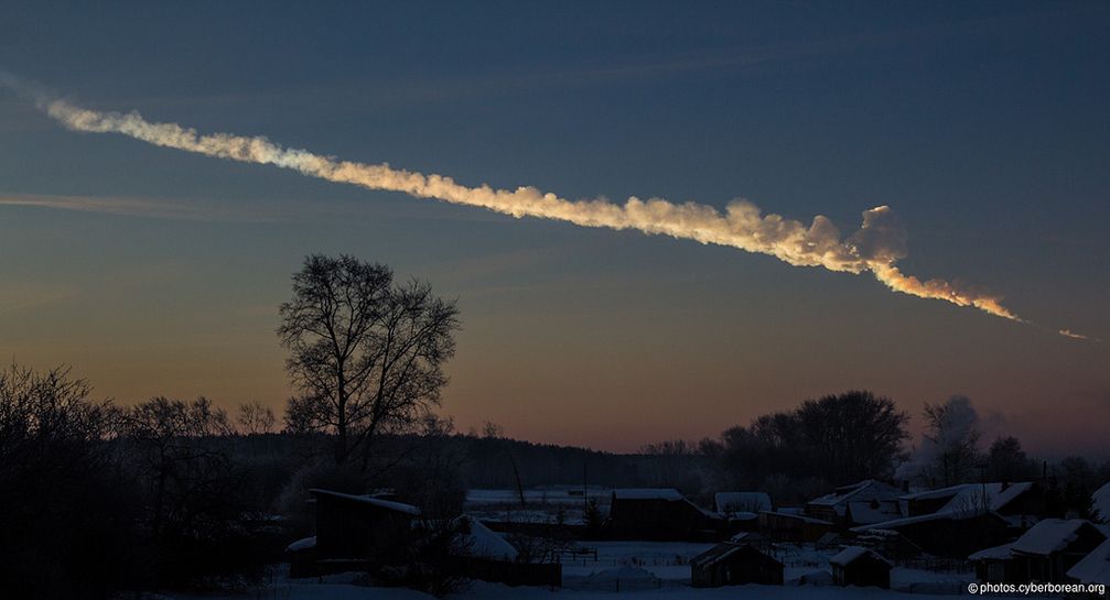 Rauchspur des Meteors von Jekaterinburg aus,[1] etwa 200 km von Tscheljabinsk entfernt