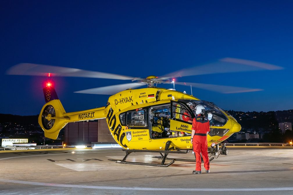 Einsatzbereit auch nach Sonnenuntergang: Die Rettungsflüge in der Dämmerung und bei Dunkelheit liegen mit 3122 Einsätzen (Vorjahr 3276) weiter auf hohem Niveau. Möglich sind solche Einsätze unter anderem durch spezielle Nachtsichtbrillen als Teil eines hochmodernen "Night-Vision-Imaging-Systems", kurz NVIS genannt. / Weiterer Text über ots und www.presseportal.de/nr/122834 / Die Verwendung dieses Bildes für redaktionelle Zwecke ist unter Beachtung aller mitgeteilten Nutzungsbedingungen zulässig und dann auch honorarfrei. Veröffentlichung ausschließlich mit Bildrechte-Hinweis. Bildrechte: ADAC Luftrettung Fotograf: Björn Hoßfeld