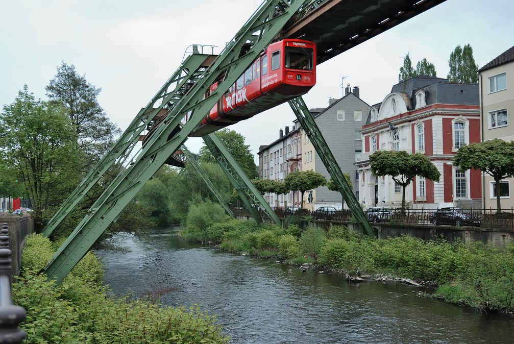 Wuppertaler Schwebebahn im Stadtteil Barmen