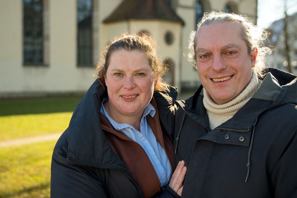 Rüdiger (r.) und Frau Alexandra: Er rechnet 87 hoch 12 in Sekunden und sie hält ihm den Rücken frei. Bild: ZDF Fotograf: Florian Stege