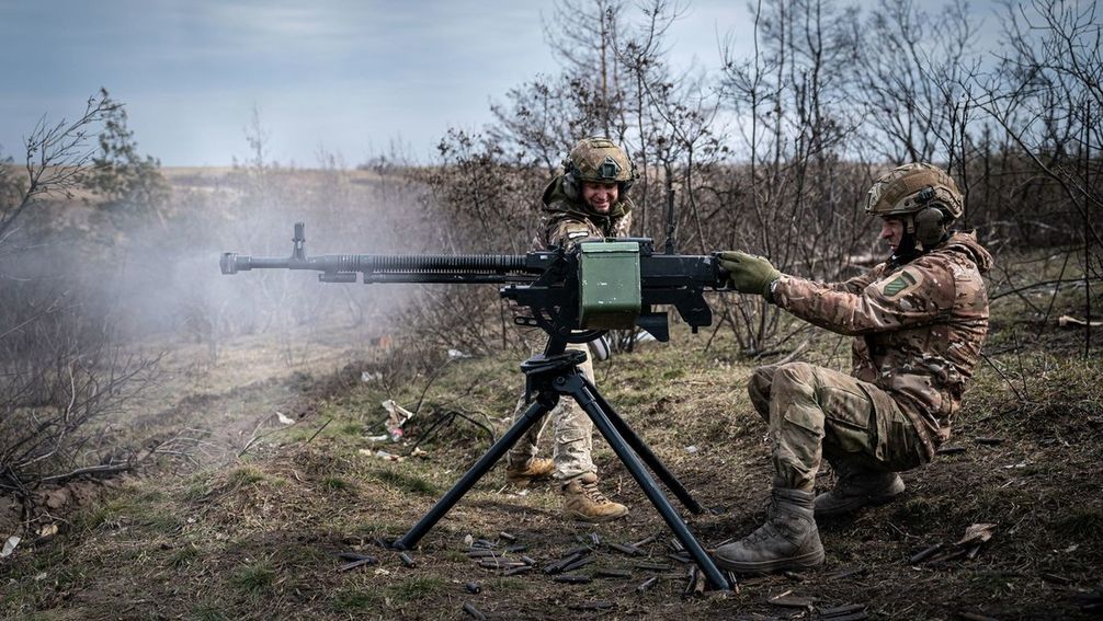 Ukrainische Soldaten feuern ein Maschinengewehr ab (Gebiet von Donezk, 15. März 2023) Bild: Gettyimages.ru / Anadolu Agency