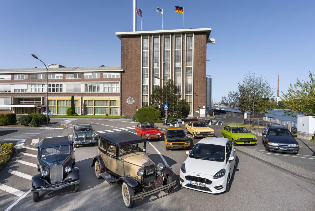 Ford-Werkjubiläum: Vor 90 Jahren beginnt Kölner Erfolgsgeschichte mit der Grundsteinlegung der Ford-Werke / Neun Meilensteine aus neun Jahrzehnten Ford in Köln: Ford "Köln" (Modell Y), Modell A, der aktuelle Ford Fiesta EcoBoost Hybrid (1. Reihe v.li.), "Weltkugel-Taunus", "Badewannen-Taunus", Capri I, Granada I, Fiesta I und Scorpio I (2. Reihe v.li.). / Weiterer Text über ots und www.presseportal.de/nr/6955 / Die Verwendung dieses Bildes ist für redaktionelle Zwecke honorarfrei. Veröffentlichung bitte unter Quellenangabe: "obs/Ford-Werke GmbH/Friedrich Stark"