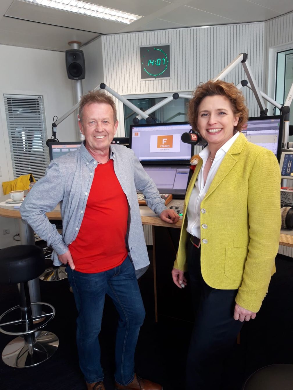 "FRAGEN WIR DOCH!"-Moderator Helmer Litzke mit FDP-Politikerin Nicola Beer im RTL Radio-Studio in Berlin. Bild: "obs/MAASS-GENAU - Das Medienbüro/Helmer Litzke, RTL Radio"
