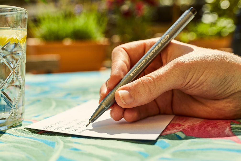 Selbst ausgesucht, selbst verfasst: Handgeschriebene Postkarten vermitteln dem Empfänger ein besonderes "Ich denke an dich"-Gefühl.  Bild: STAEDTLER Mars GmbH & Co. KG Fotograf: STAEDTLER Mars GmbH & Co. KG