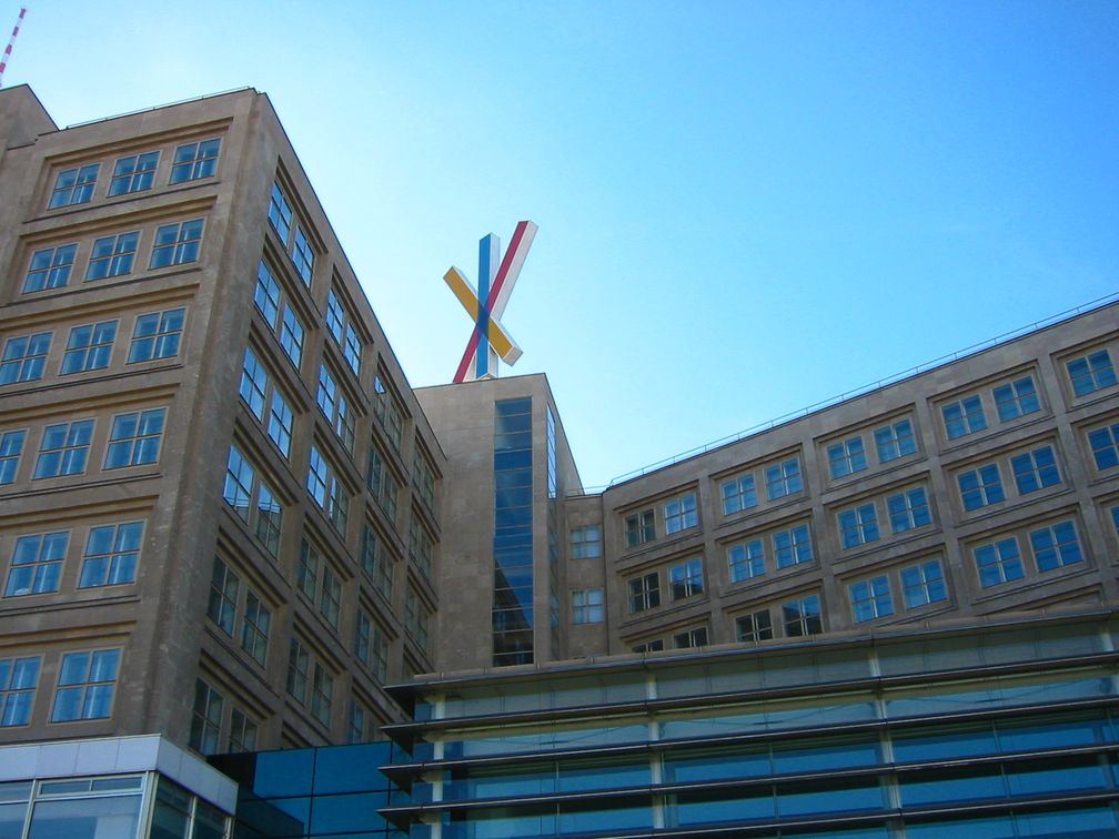 Sitz der Landesbank Berlin am Berliner Alexanderplatz. Im Oktober 2006 wurde das Logo der Bankgesellschaft (Entwurf: Kurt Weidemann) vom Dach des Gebäudes entfernt.
