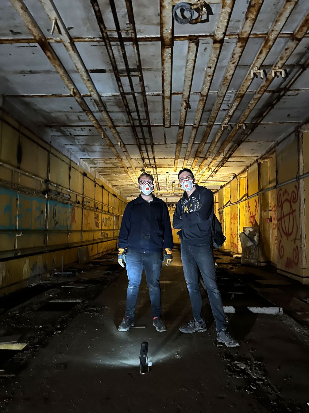 Reporter Luca (li.) und Urban Explorer Tim in einem alten Atombunker in Sachsen-Anhalt. Bild: MDR/Luca Schmitt-Walz, Skip Intr Fotograf: MDR Mitteldeutscher Rundfunk