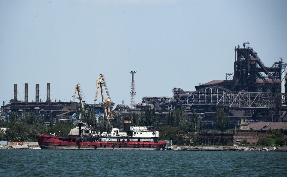 Blick auf das Asow-Stahlwerk von den Gewässern des Hafens von Mariupol aus, 30. Mai 2022 Bild: Konstantin Michaltschewski / Sputnik