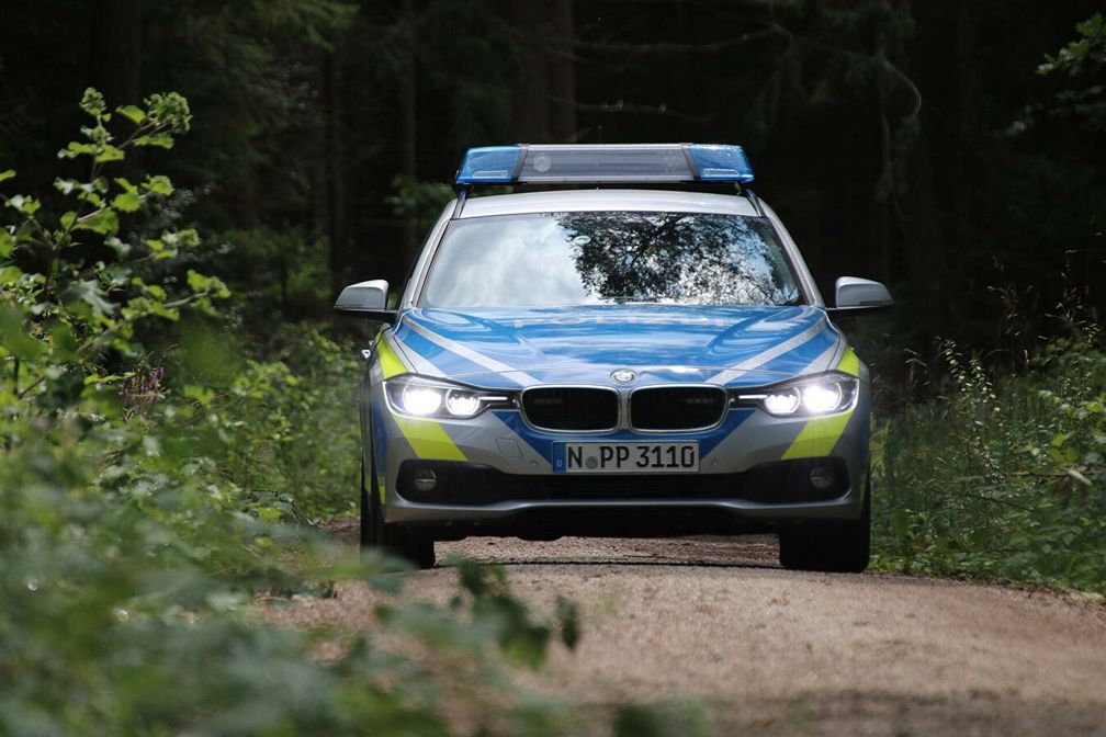 Polizeipatrouille im Freien (Symbolbild)