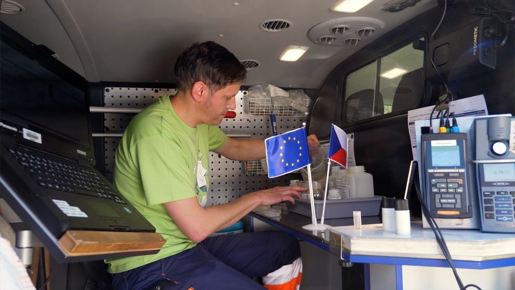 Ein Kleintransporter ist vollgepackt mit Instrumenten, mit denen ein Mitarbeiter des Projekts AKWA die gesammelten Daten auswertet.Bild: EU4Regions Fotograf: EU4Regions