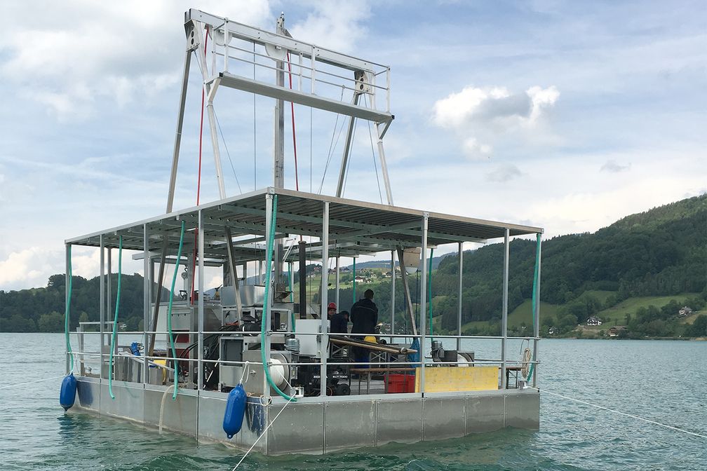 HIPERCORIG Beprobungssystem zur Gewinnung von Sedimentkernen bis 100 m Länge, aufgenommen während eines Tests auf dem Mondsee im November 2016, entwickelt in einem von der DFG geförderten Projekt.
Quelle: T. Yilmaz (idw)