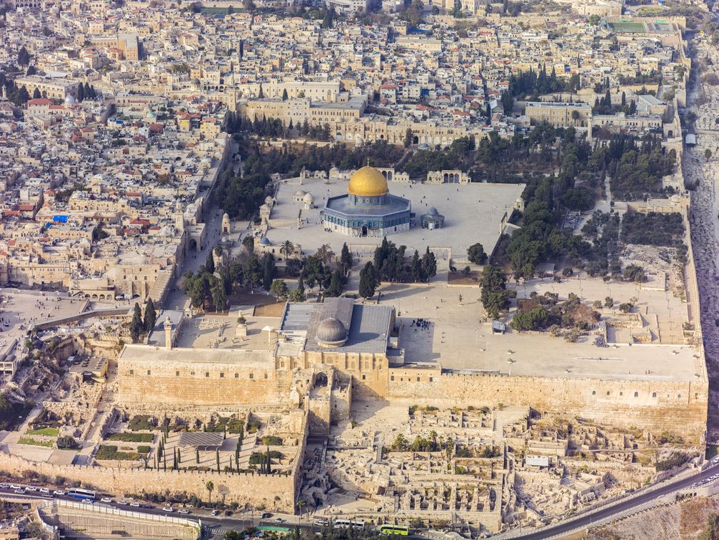 Der Tempelberg ist ein Hügel im Südostteil der Jerusalemer Altstadt, oberhalb des Kidrontales. Auf seinem Gipfel befindet sich ein künstliches Plateau. Ursprünglich standen hier der Salomonische Tempel und der nachfolgende Herodianische Tempel. Heute befinden sich dort der Felsendom und die al-Aqṣā-Moschee. Der Tempelberg ist einer der umstrittensten heiligen Orte der Welt.