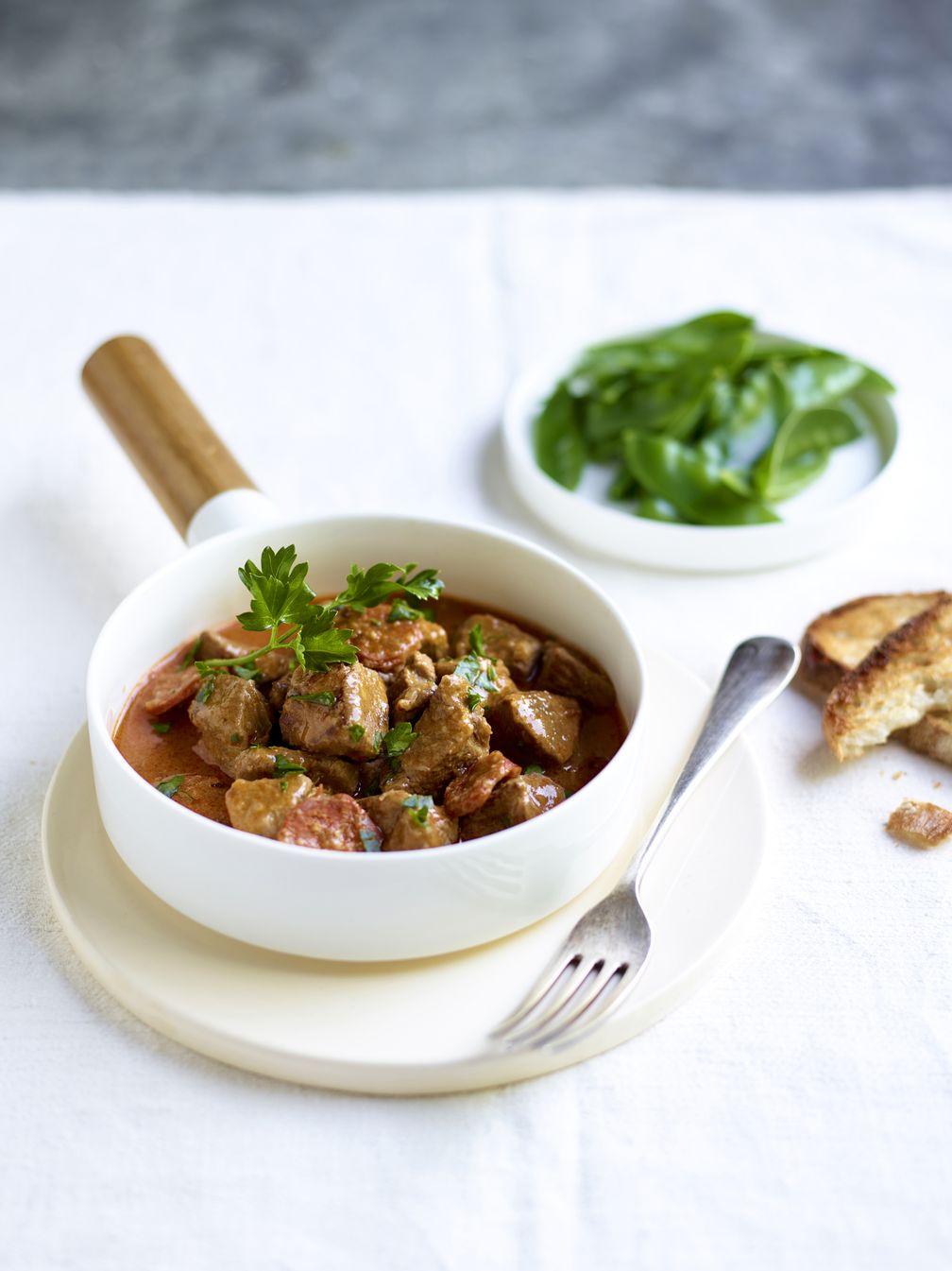 So gelingt die Zubereitung: Die besten Tipps und Tricks für das perfekte Lammfleisch! / Lammeintopf mit Chorizo. Bild: "obs/Lamm. Das musst du probieren/© Studio Wauters"