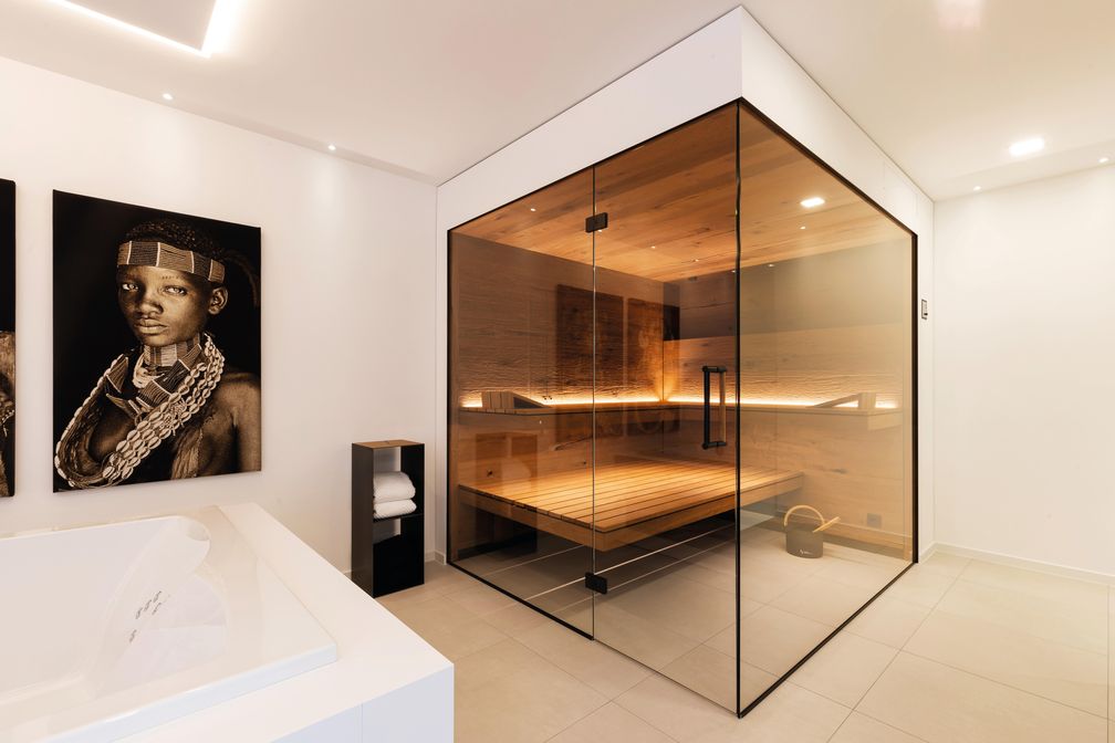 Individuelle Sauna mit Glasfront und frei schwebenden SaunabänkenBild: corso sauna manufaktur Fotograf: Samuel Becker