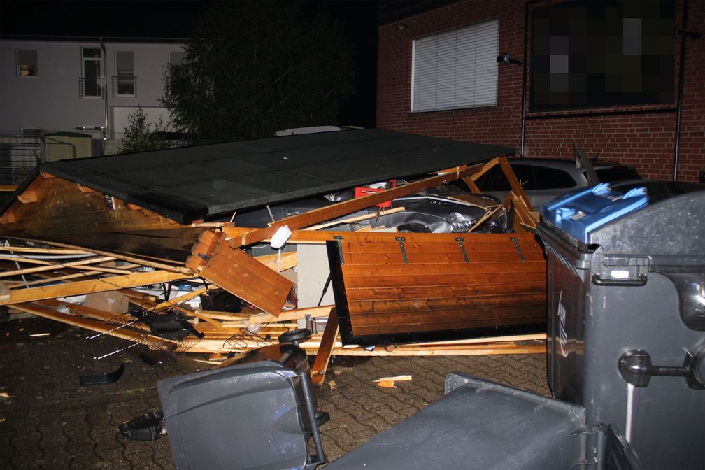 Audi kracht in Carport Bild: Polizei