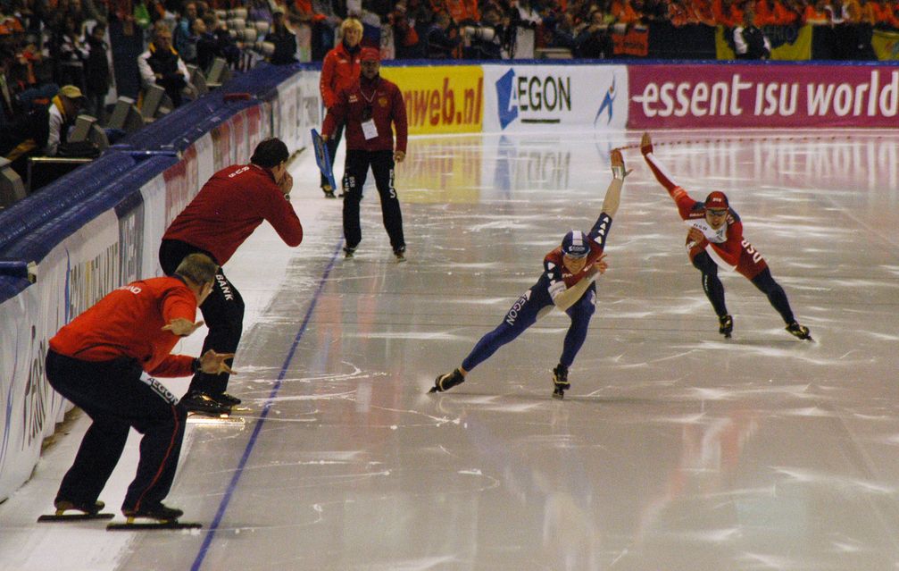 Wettkampfsituation auf der Wechselgeraden beim Eisschnellauf (Symbolbild)