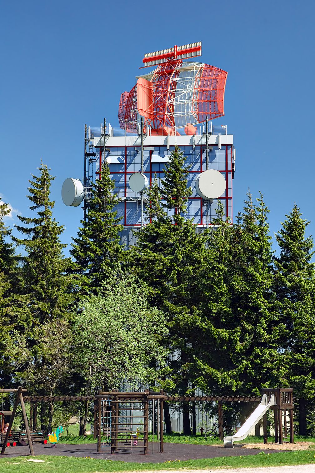 SRE-M-Weitbereichsradaranlage (En-route-Radar) der DFS auf dem Auersberg im Erzgebirge.