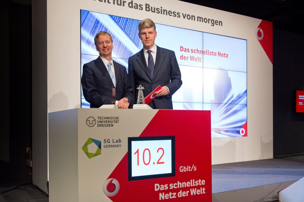 Auf der CeBIT zeigt Vodafone Deutschland gemeinsam mit der TU Dresden und dem 5G Lab das schnellste Mobilfunknetz der Welt - Made in Germany. Bild: "obs/Vodafone GmbH"