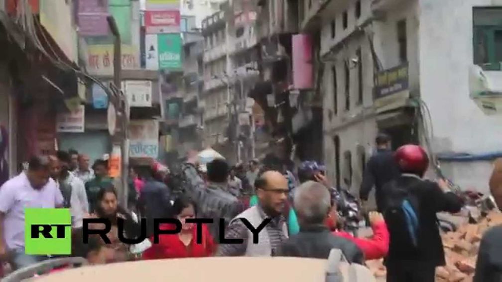 Screenshot aus dem Youtube Video "Strong second quake strikes Nepal, panic in Kathmandu"