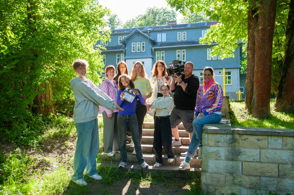 Jonas Seeger, Produzentin Maleen Haug, Redakteurin Nicole Schneider (mdr), Sonia Kantati, Produzentin Josepha Herbst, Redakteurin Corinna Schier (KiKA), Elea Maria Edelmann, Kameramann Gunnar Sell und Regisseurin Alkmini Boura (v.l.n.r.)  (2025) Bild: mdr/ SaxoniaMedia/ Lena Müller Fotograf: mdr/ SaxoniaMedia/ Lena Müller