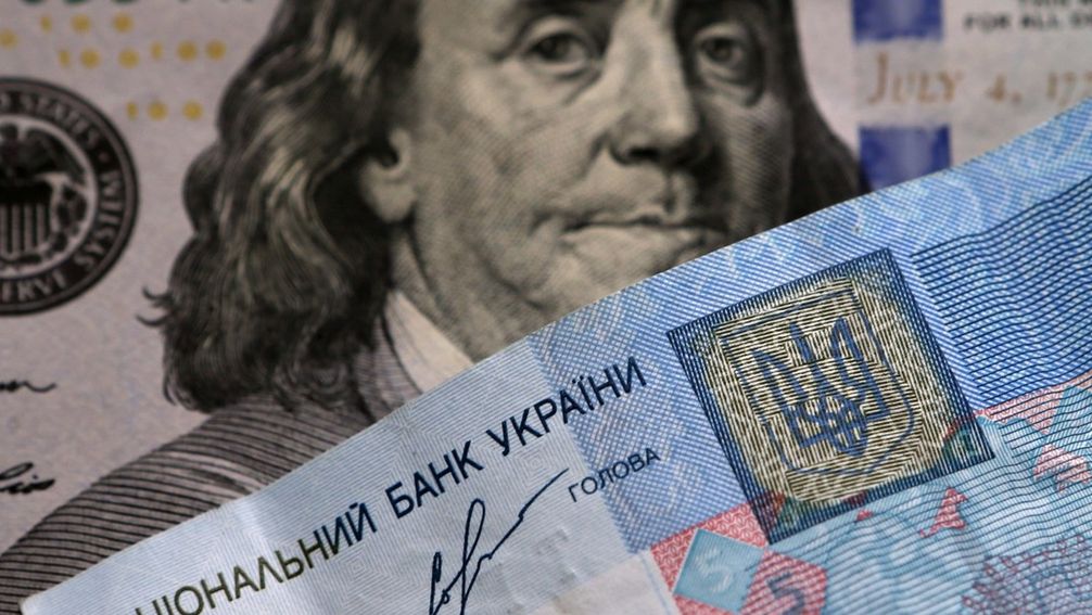 Symbolbild: Ein US-Dollar-Schein und eine ukrainische Griwna-Banknote Bild: Sputnik / Alexander Demjantschuk