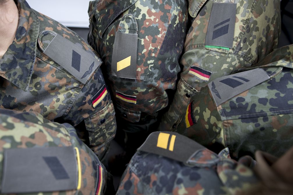 Soldaten mit den neuen Dienstgraden Korporal und Stabskorporal der Teilstreitkräfte posieren gemeinsam in Berlin  Bild: Bundeswehr/Torsten Kraatz Fotograf: Torsten Kraatz