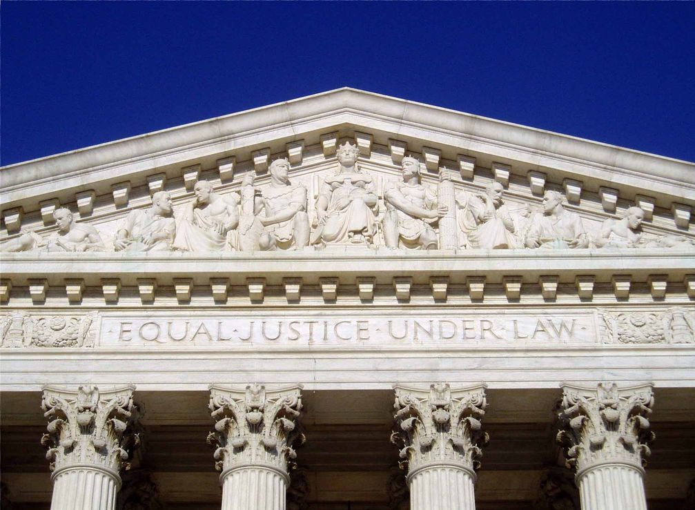 Das Portal des Gerichts mit der Inschrift EQUAL JUSTICE UNDER LAW