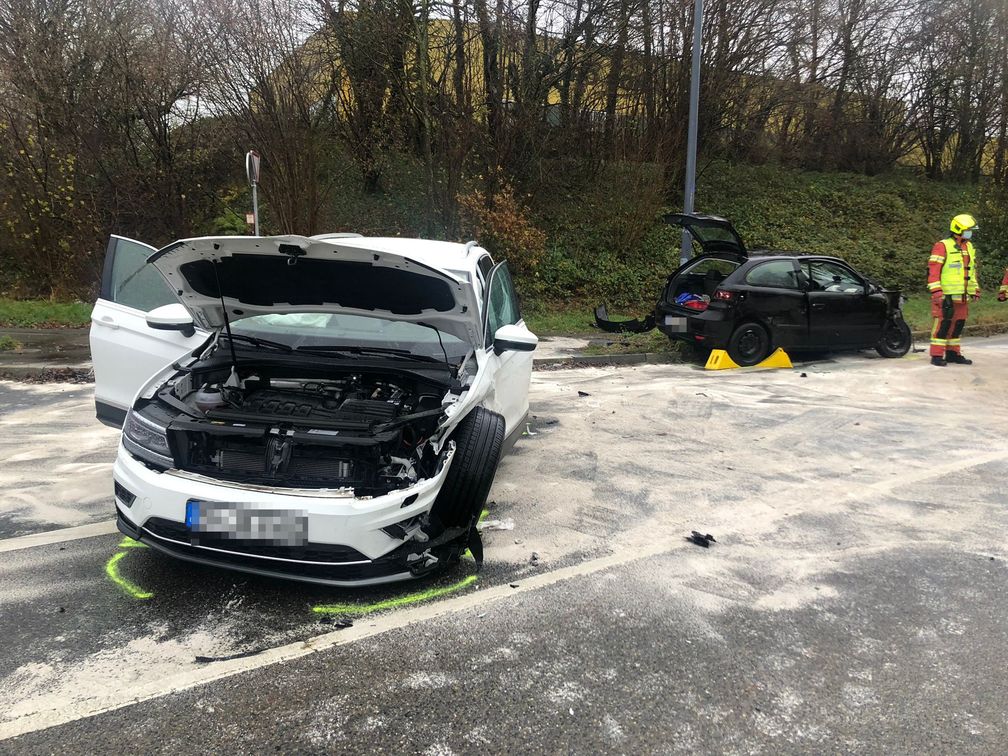 Die beide Fahrzeuge wurden bei dem Unfall erheblich beschädigt und mussten abgeschleppt werden. Bild: Polizei