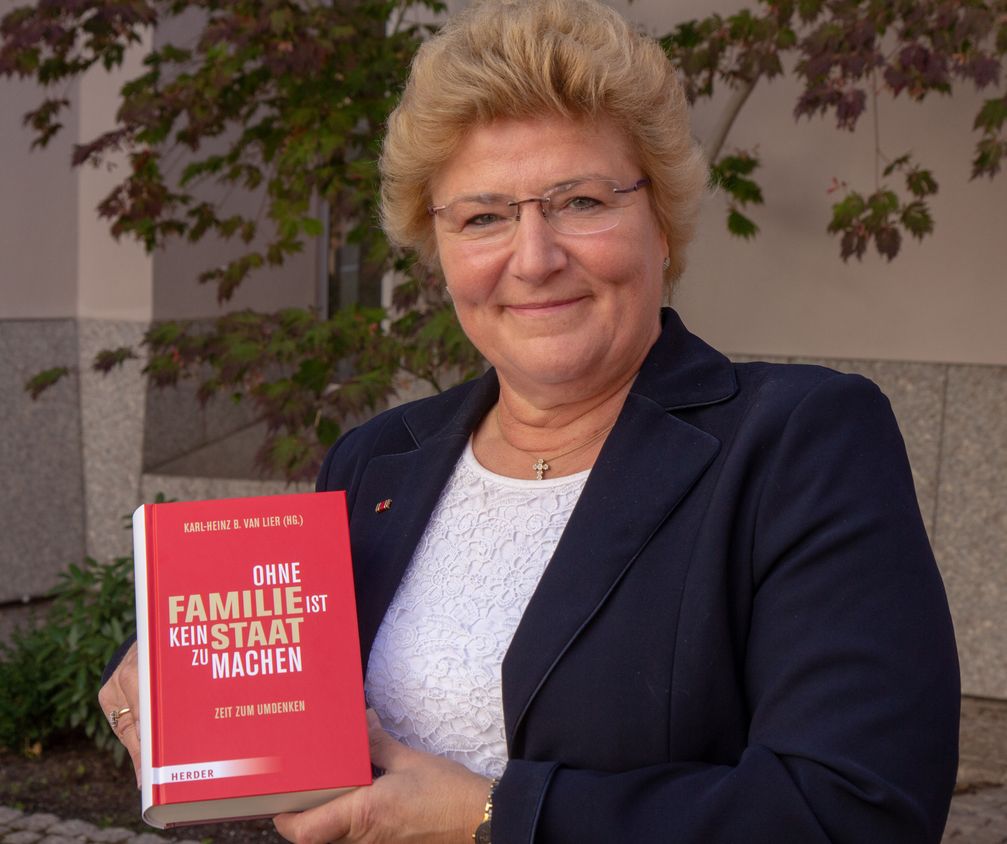 Sylvia Pantel mit Ihrem Buch "Ohne Familie ist kein Staat zu machen" (2018)