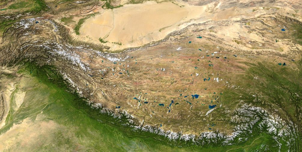 Der Himalaya sind die weiß erscheinenden Ketten am Südsaum des tibetischen Hochlandes (zusammengesetzte Satellitenbilder)