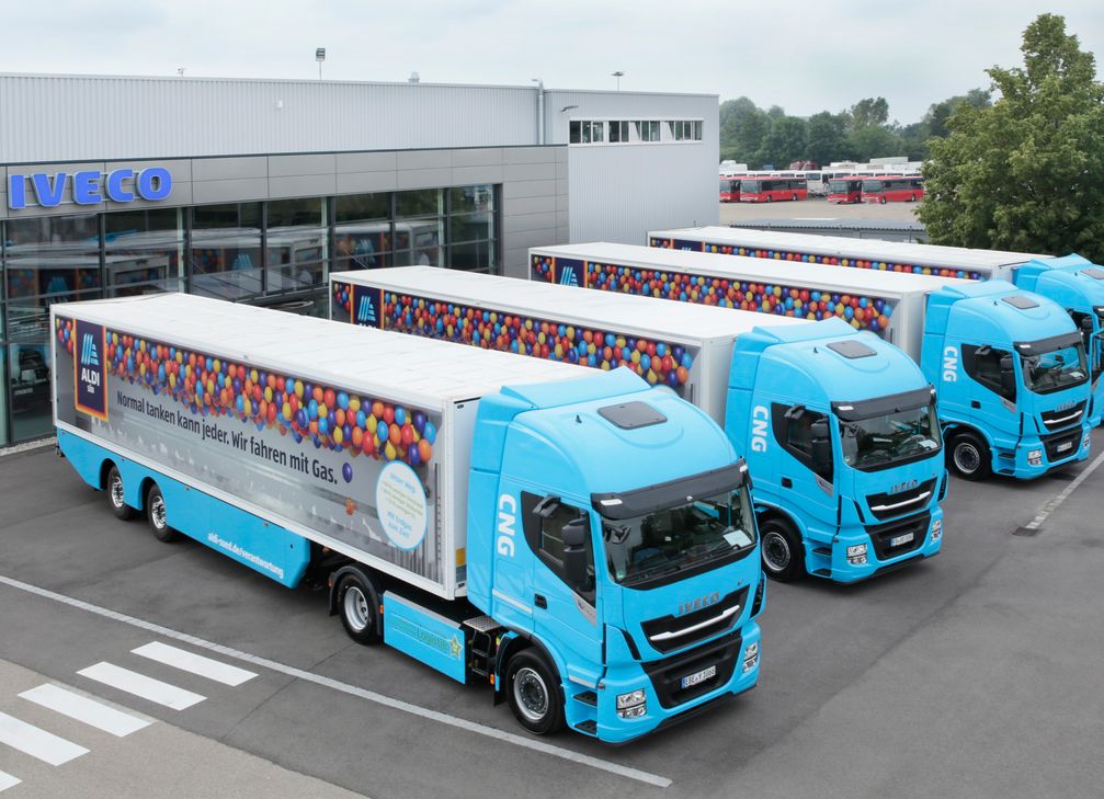 Die Unternehmensgruppe ALDI SÜD testet vier Erdgas-Lkw im täglichen Warenverkehr. Über eine Dauer von fünf Jahren soll sich zeigen, inwiefern sich die klimaschonende Antriebstechnologie als Alternative zu Diesel-Modellen nutzen lässt. Bild: "obs/Unternehmensgruppe ALDI SÜD/ALDI SÜD"