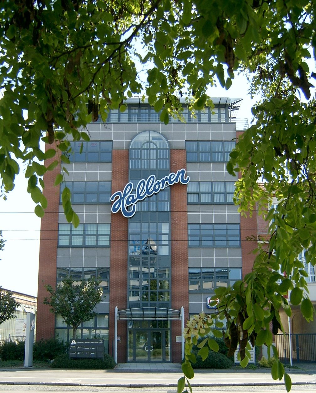 Die Halloren Schokoladenfabrik AG ist die älteste bis heute produzierende Schokoladenfabrik Deutschlands. Haupteingang