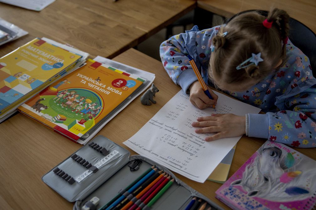 Eine Schülerin aus der Ukraine nimmt in Berlin am Projekt "Classroom for Ukraine" teil Bild: Maja Hitij / Gettyimages.ru