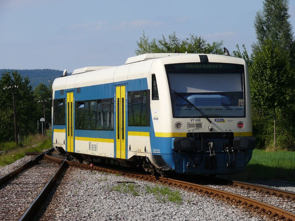 RegioShuttle-Triebwagen bei der Ausfahrt aus Miedelsbach-Steinenberg auf der Wieslauftalbahn.