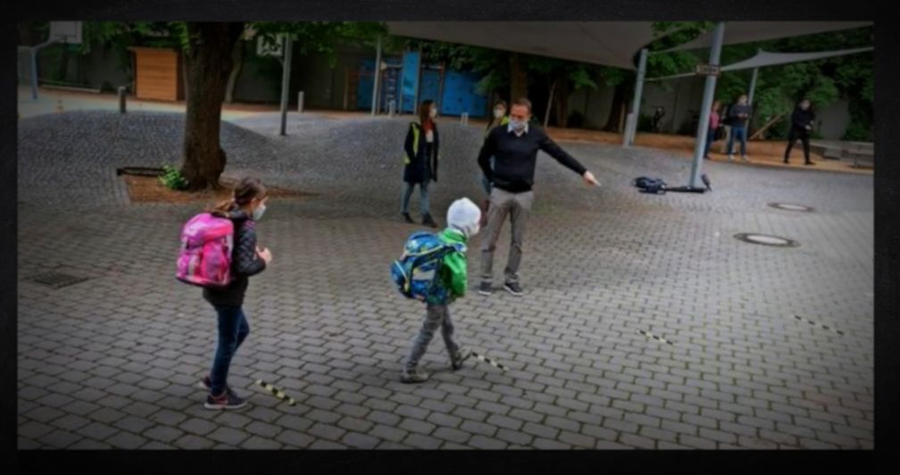 Nach 1945 lernen heute Kinder wieder bedingungslosen Gehorsam und harte Strafen für sinnlose Befehle (Symbolbild)