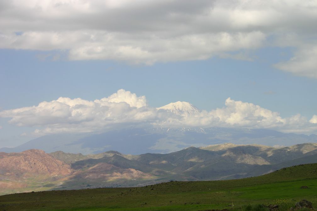 Der schnee- und gletscherbedeckte Berg Ararat im Osten der Türkei. Bis heute vermuten viele Menschen, dass auf ihm Reste der gestrandeten Arche Noah zu finden sind. 