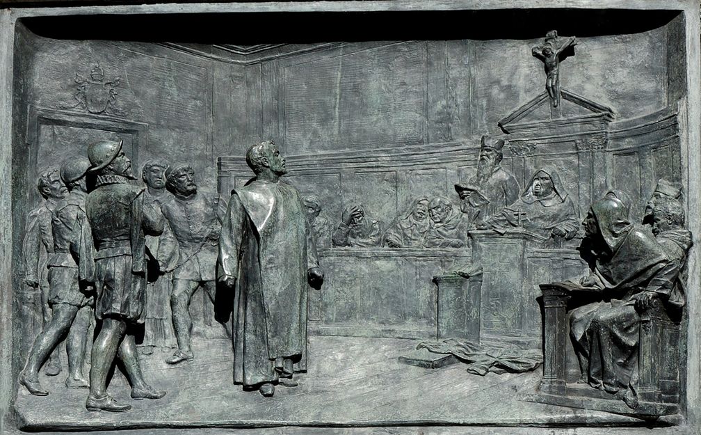 Relief: Giordano Bruno vor der Inquisitionskommission (Symbolbild)