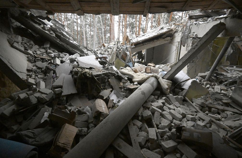 Archivbild: Ein nach dem Beschuss durch ukrainische Truppen zerstörtes Krankenhaus in Nowoaidar, Volksrepublik Lugansk. Bild: Jewgeni Bijatow / Sputnik